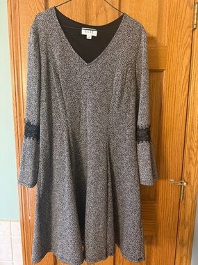 Elle Black and White V-Neck Flared Long-Sleeve Dress